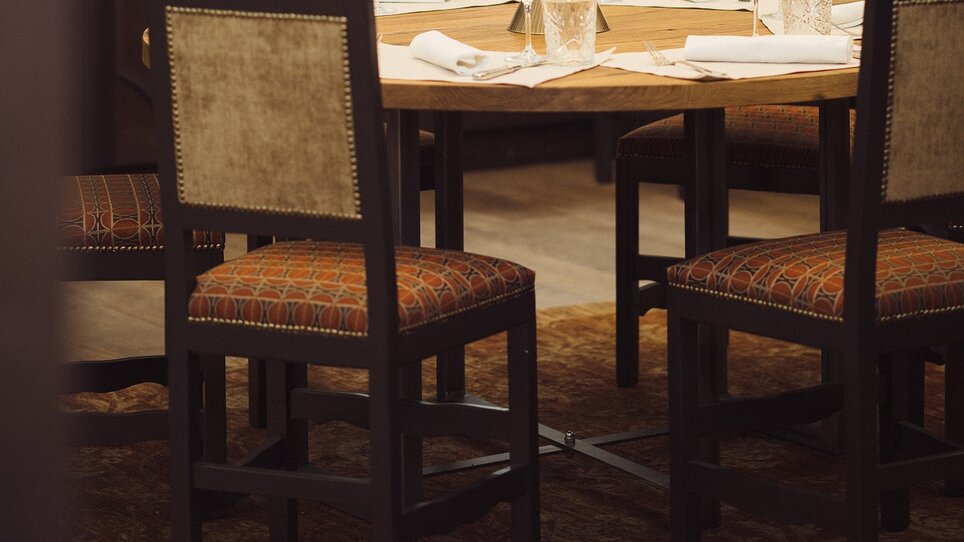 Elegant restaurant with a cozy atmosphere and stylish furniture. | © Landhauskeller