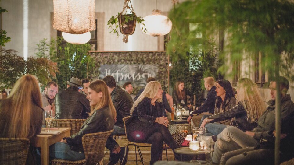 Cozy atmosphere at Landhauskeller with guests dining and drinking. | © Landhauskeller