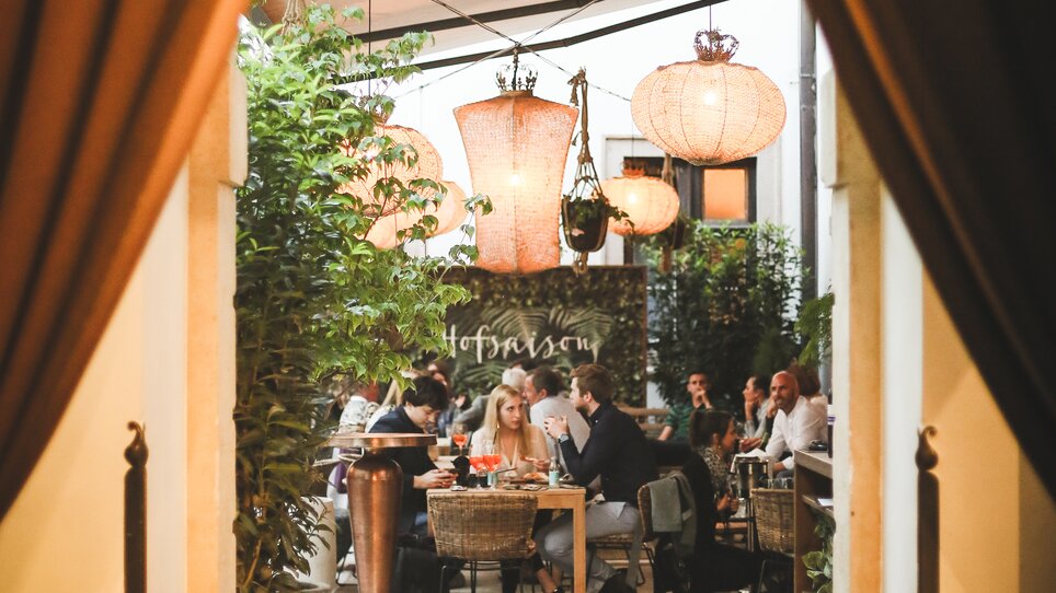 Entrance to a stylish restaurant with a cozy atmosphere. | © Landhauskeller