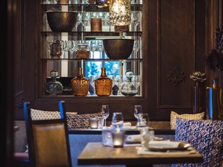 Elegant dining area with decorative glasses and vases. | © Landhauskeller