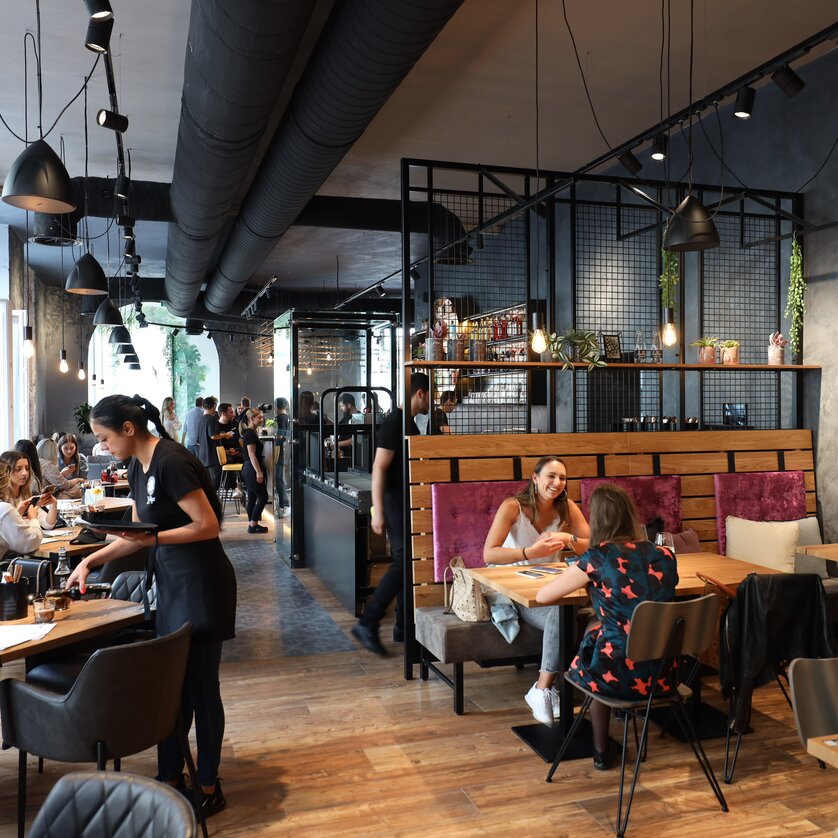 Le Burger Graz - Am Eisernen Tor I Essen & Trinken in Graz | © ROBIN CONSULT - Meieregger Moderne Restaurant-Szene mit Gästen in Graz. | © ROBIN CONSULT - Meieregger