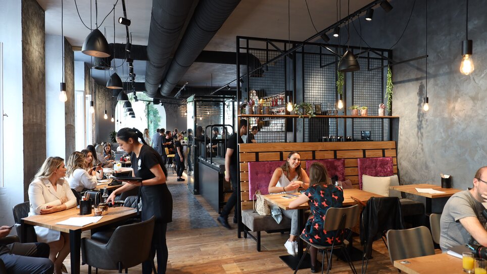 Moderne Restaurant-Szene mit Gästen in Graz. | © ROBIN CONSULT - Meieregger