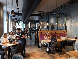 Modern restaurant scene with guests in Graz. | © ROBIN CONSULT - Meieregger