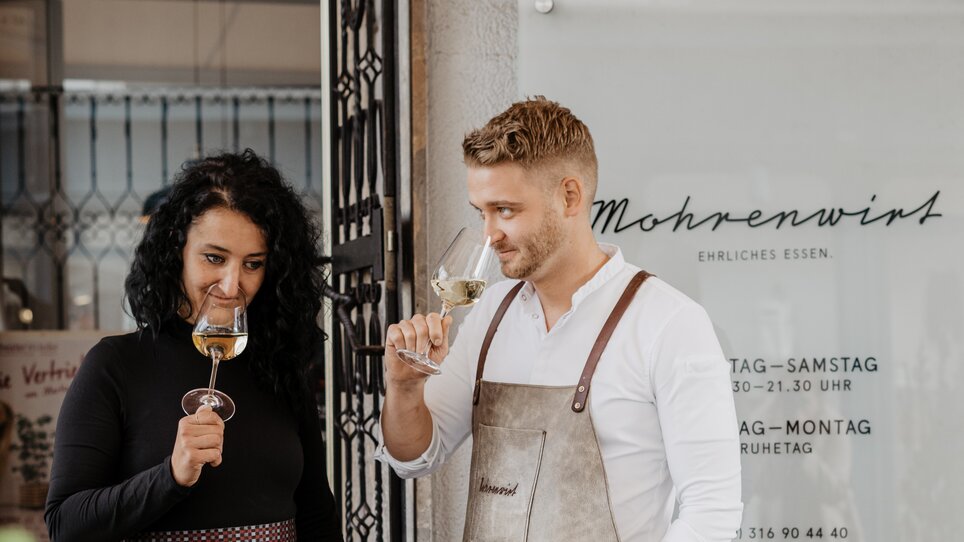 Two people enjoying wine in front of Mohrenwirt in Graz. | © Christina Birnhuber