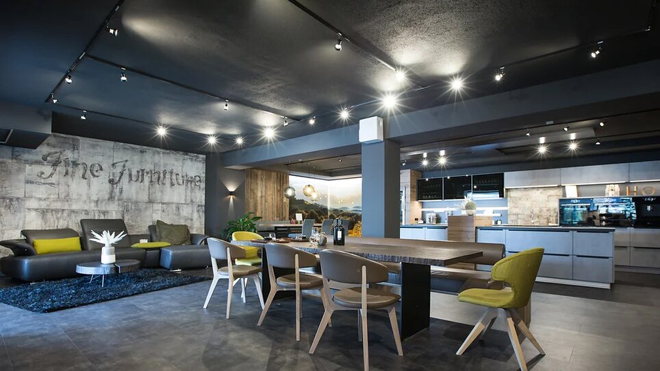 Moderne Einrichtung mit Essbereich und Küche in der Kochschule PUR Graz. | © PUR - die Kochschule Graz