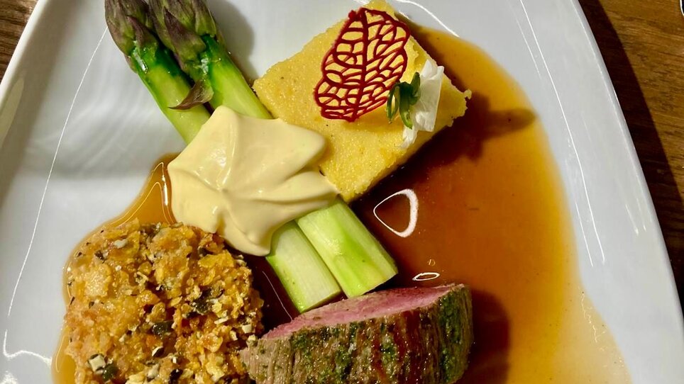 A delicious plate with meat, vegetables, and sauce. | © PUR - die Kochschule Graz