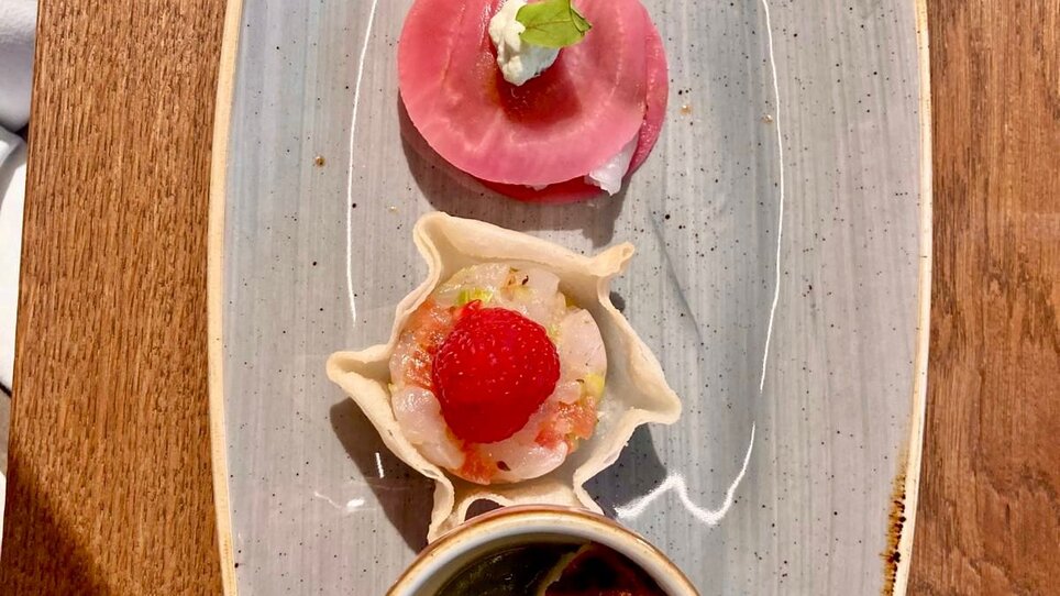 An artfully arranged plate with various appetizers. | © PUR - die Kochschule Graz