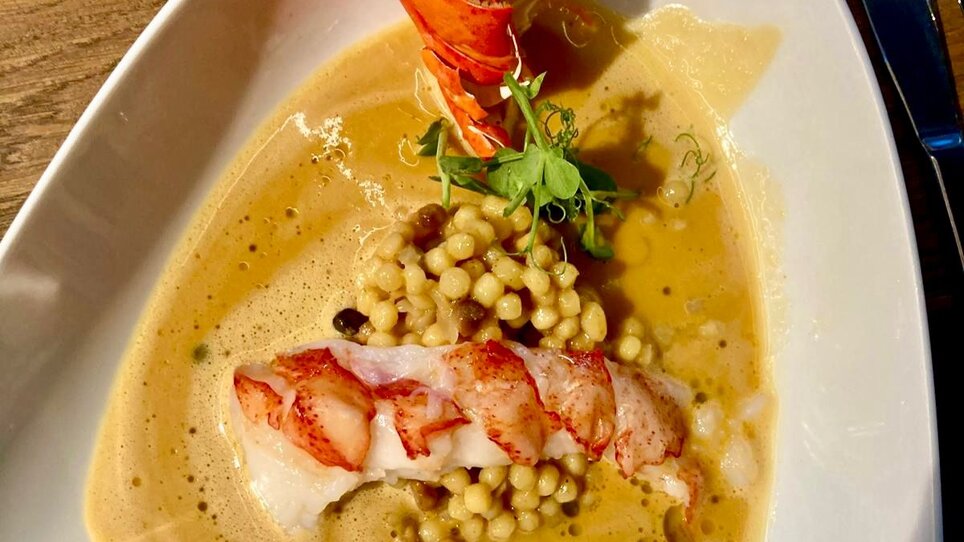 Gourmet dish with lobster in a fine sauce and pearl pasta. | © PUR - die Kochschule Graz