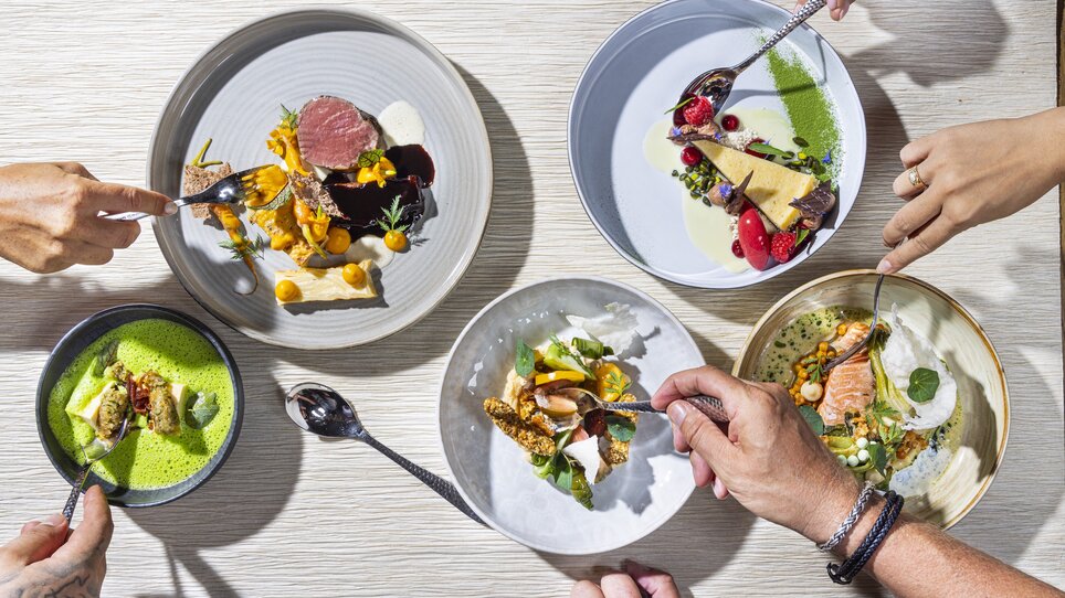 Un tavolo con vari piatti e diverse forchette. | © Werner Krug