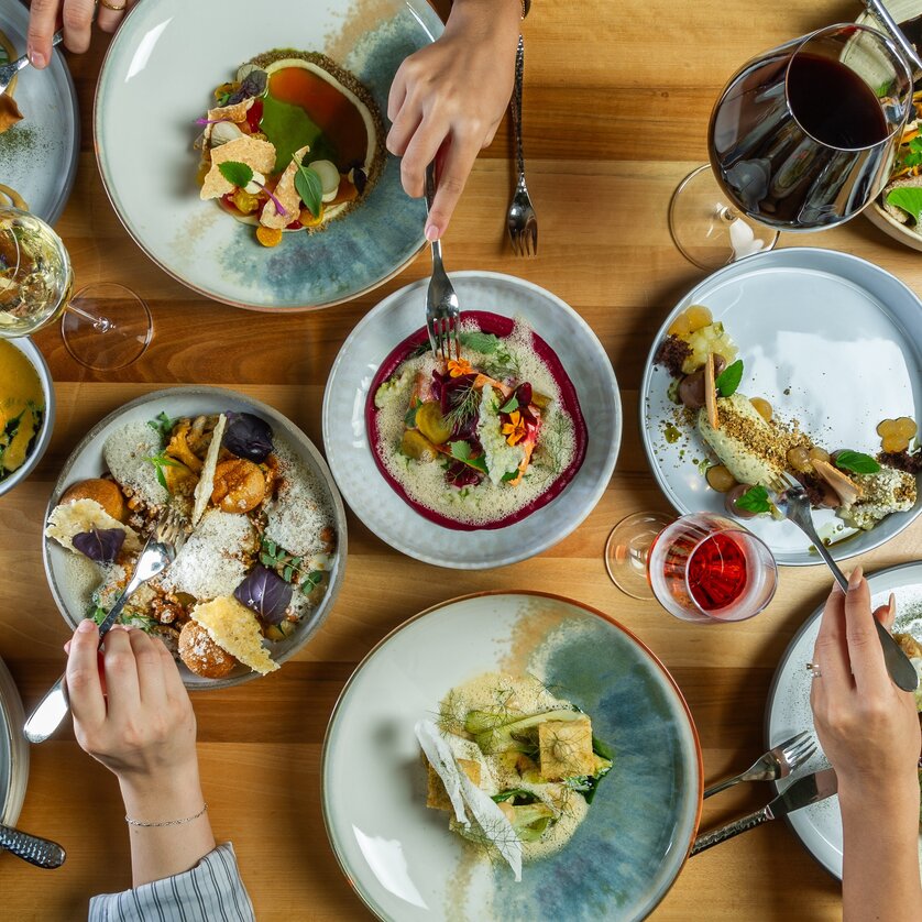 Geselliges Essen mit vielfältigen Gerichten und Getränken. | © Paul Stajan