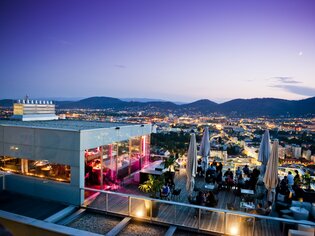 Blick vom Restaurant SCHLOSSBERG auf Graz bei Dämmerung. | © Schlossberg - Werner Krug