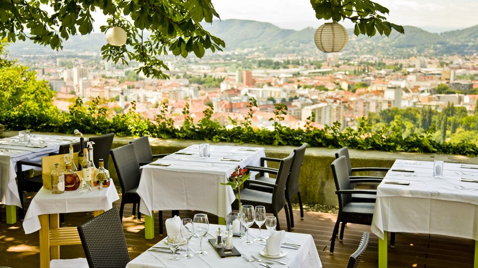 Cozy restaurant area with a view of Graz. | © Schlossberg Restaurant - Werner Krug