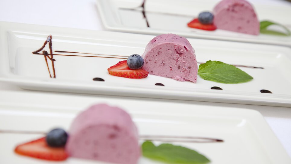 Dessert with berry mousse, strawberries, and mint on the plate. | © Gasthaus Stainzerbauer