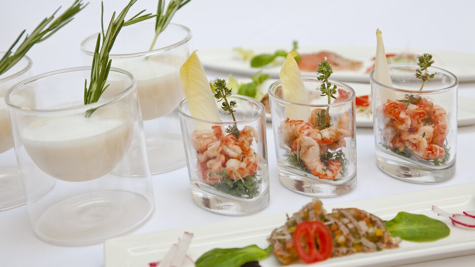 Elegant dishes in glasses, featuring shrimp and herbs. | © Gasthaus Stainzerbauer