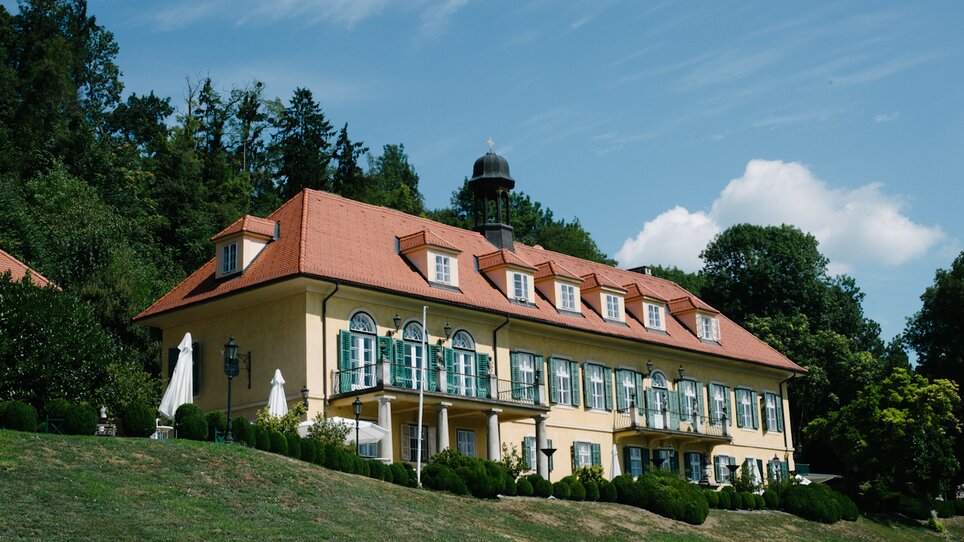 A view of the “aiola im Schloss” restaurant with the forest in the background. | © Ladies & Lord