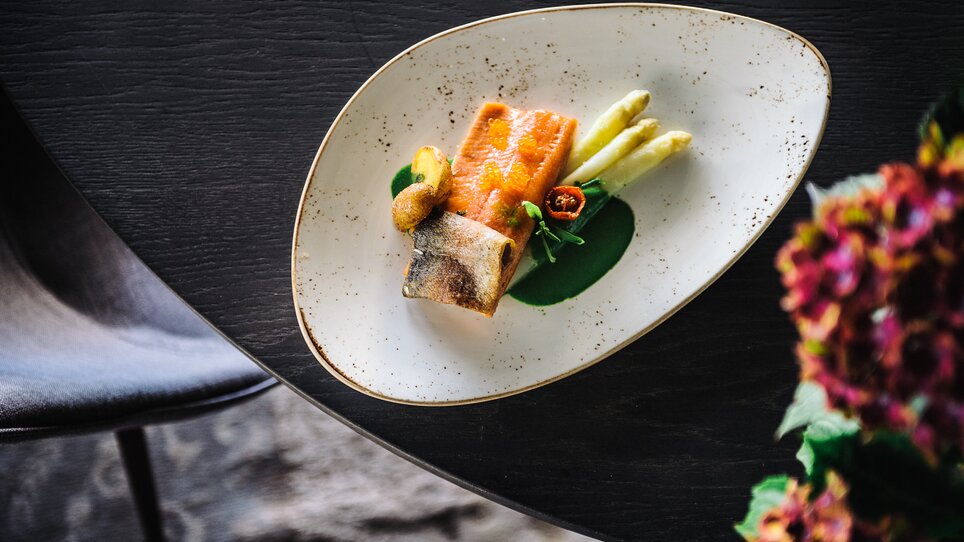 An artistically arranged dish with fish and vegetables. | © aiola - Joel Kernasenko