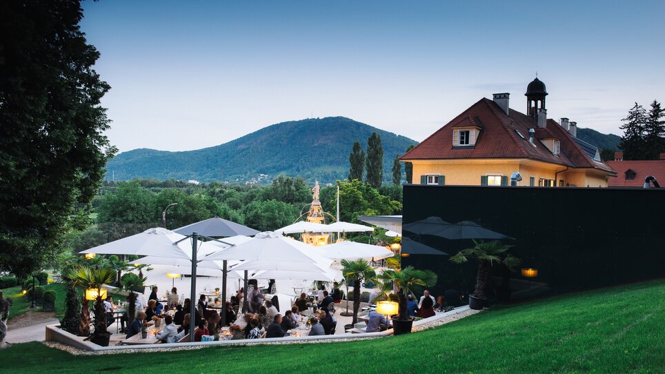 View of the ‘aiola im Schloss’ restaurant in Graz with a view of the mountains. | © aiola - Joel Kernasenko