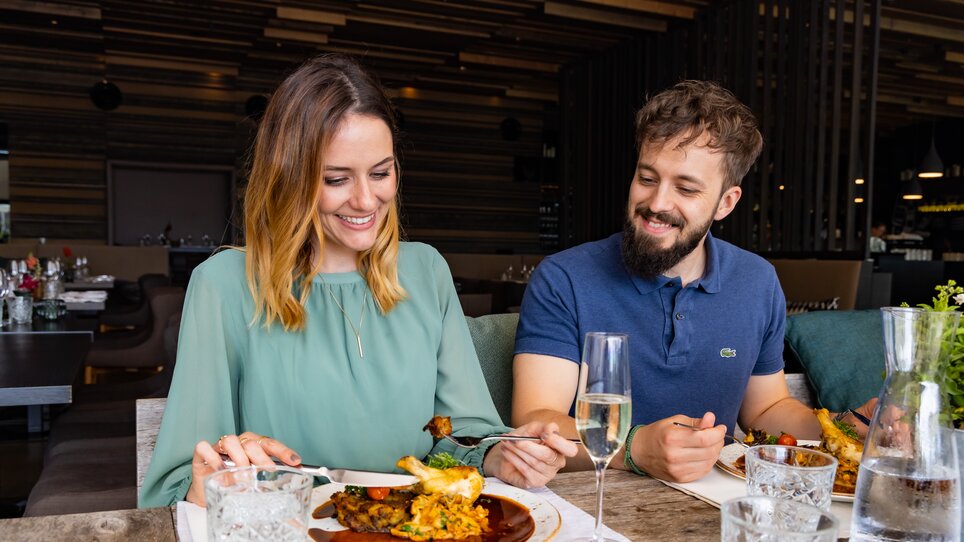 Couple enjoying delicious food in a stylish restaurant. | © Graz Tourismus - Werner Krug