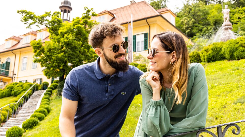 Couple in front of the restaurant “aiola im Schloss” in Graz. | © Graz Tourismus - Werner Krug