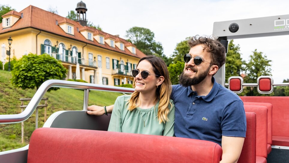Couple enjoying the view during a open top bus ride in Graz. | © Graz Tourismus - Werner Krug