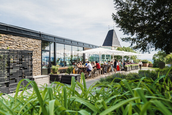 Blick auf das Restaurant aiola upstairs mit Terrasse in Graz. | © aiola