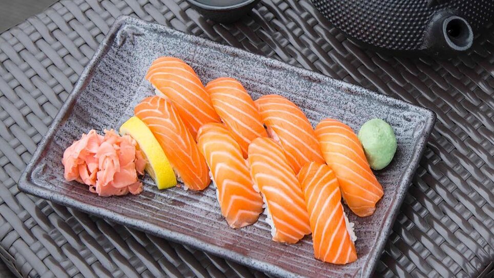 Piatto di sushi fresco con salmone, zenzero e wasabi. | © Akakiko