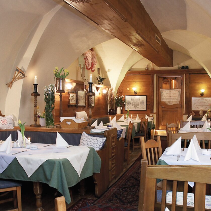 Altsteirische Schmankerlstube I Eat & Drink in Graz | © Altsteirische Schmankerlstube Cozy restaurant atmosphere with wooden interior and set tables. | © Altsteirische Schmankerlstube