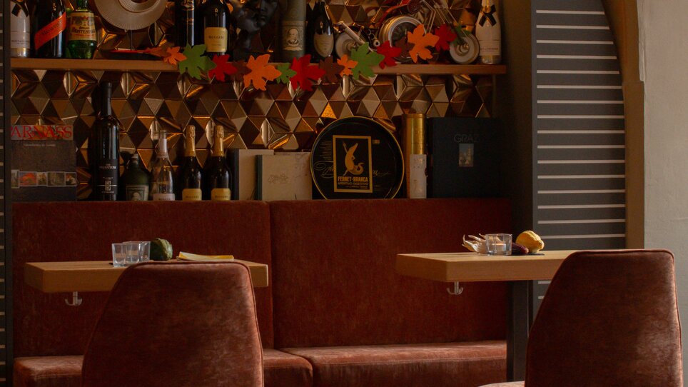 Gemütliche Café Bar mit stilvollem Interieur und Getränkeangebot. | © Amaro