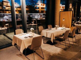 Interno del ristorante moderno con tavoli apparecchiati. | © Gasser Benjamin