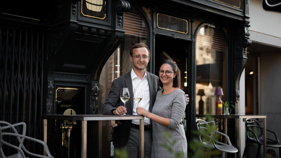 Couple with wine in the Auenbrugger wine bar in Graz. | © Auenbrugger