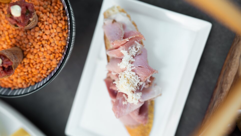 A plate with cold cuts and bread at Auenbrugger Wine Bar. | © Auenbrugger