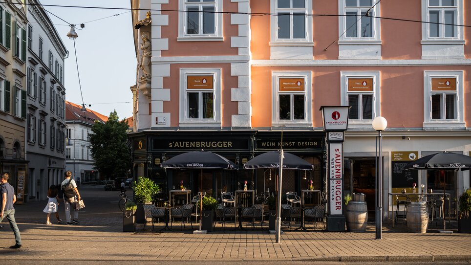 View of Auenbrugger wine bar in Graz, featuring outdoor seating. | © Auenbrugger