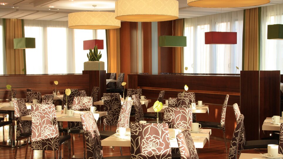 Stylish restaurant with elegant tables and chairs. | © Austria Trend Hotel Europa Graz