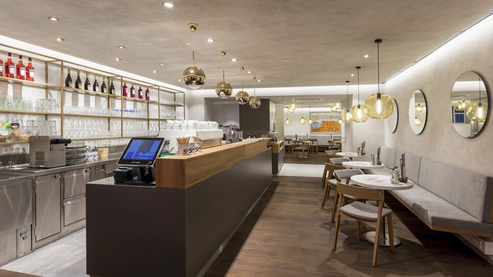 Un caffè moderno con arredamento elegante e bar. | © Werner Krug