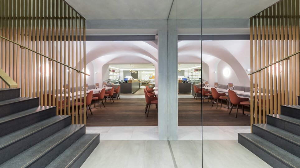 Interno moderno di un ristorante con posti a sedere e area ristorazione. | © Werner Krug