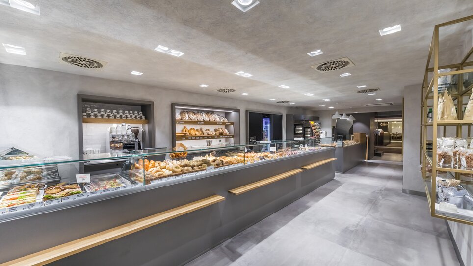 Panetteria moderna con una varietà di dolci e pani. | © Werner Krug
