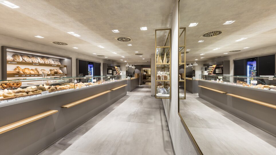 Interno moderno di una panetteria con vari prodotti da forno. | © Werner Krug