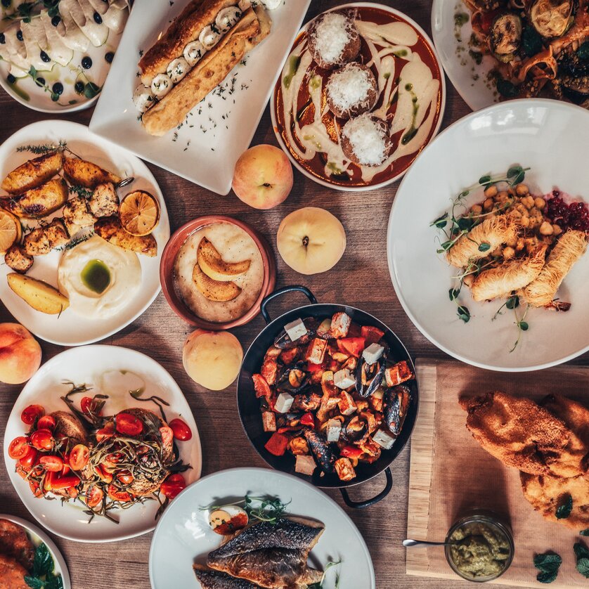 Ein vielfältiges Angebot an Speisen in Graz, darunter gegrilltes Gemüse und Desserts. | © Muamer Gazibegovic