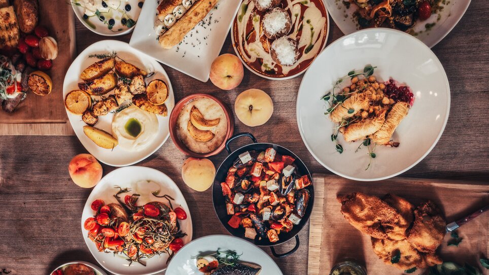 Un'ampia gamma di piatti a Graz, tra cui verdure grigliate e dessert. | © Muamer Gazibegovic