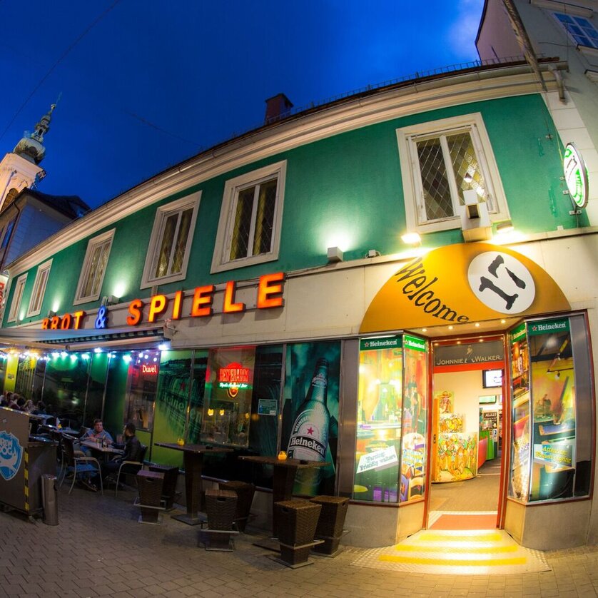 Blick auf das Restaurant Brot & Spiele in Graz bei Nacht. | © Brot & Spiele