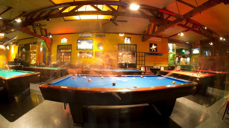 Ein lebhaftes Billard-Café mit mehreren Tischen und entspannter Atmosphäre. | © Brot & Spiele