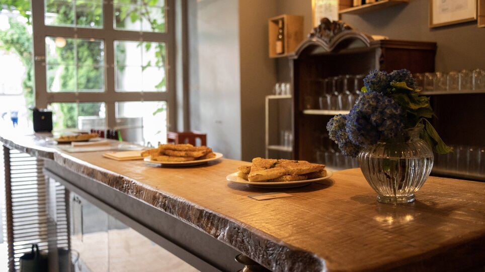 Cozy interior with wooden counter and snacks. | © Buschenschank Hildebrand