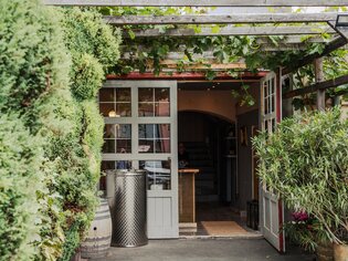 Inviting entrance area of "Buschenschank Hildebrand" in Graz. | © Buschenschank Hildebrand