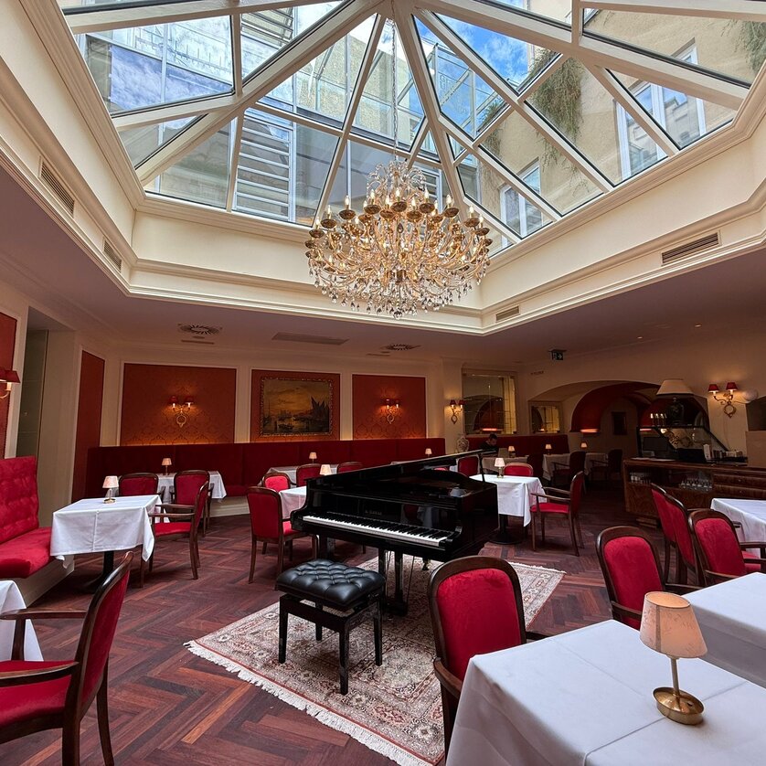 Café Herzog I Eat & Drink in Graz | © Café Herzog Elegant café with piano, chandelier, and glass roof. | © Café Herzog
