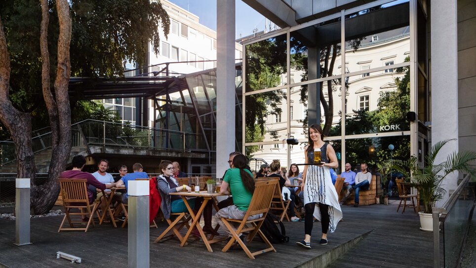Outdoor guests at Café Kork in Graz enjoying nice weather. | © Cafe Kork