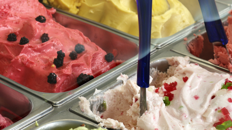 Variety of colorful ice cream flavors with scoops. | © Café Muhr