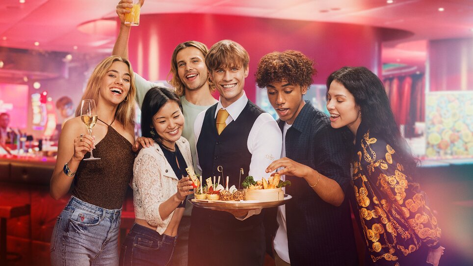 Freunde feiern mit Getränken in einem Restaurant im Casino in Graz. | © casinosaustria