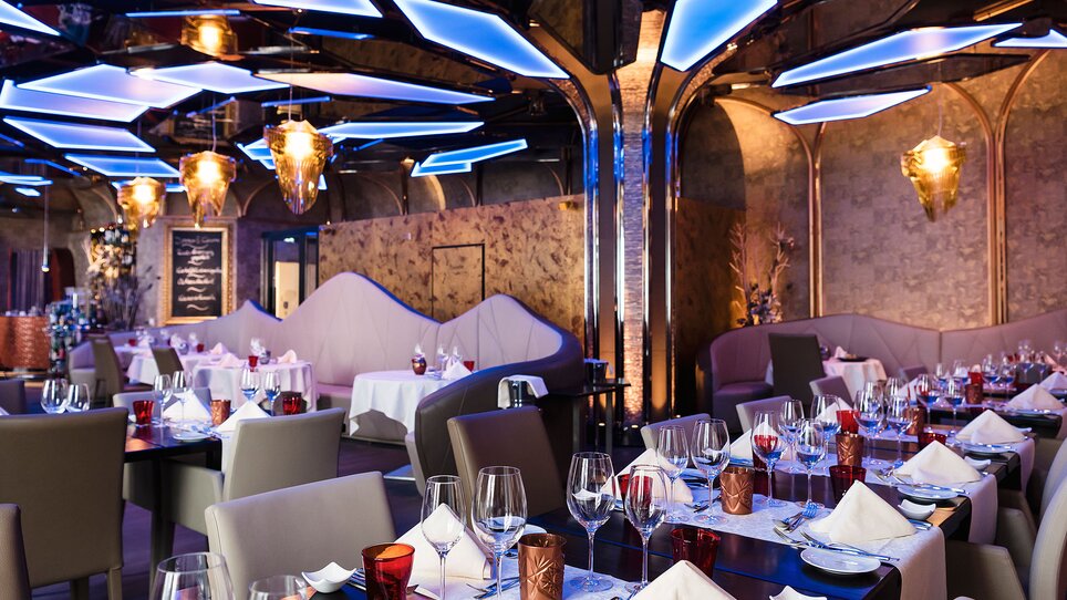 Elegantes Restaurant mit stilvollem Interieur und festlich gedeckten Tischen. | © Casino Graz