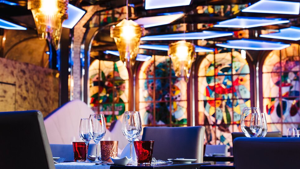 Stilvolles Restaurant mit leuchtenden Elementen und gläsernen Lampen. | © Casino Graz