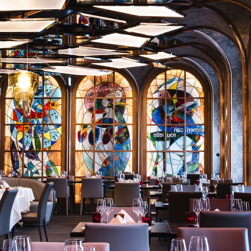 Ein elegantes Restaurant in Graz mit bunten Glasfenstern. | © Casino Graz